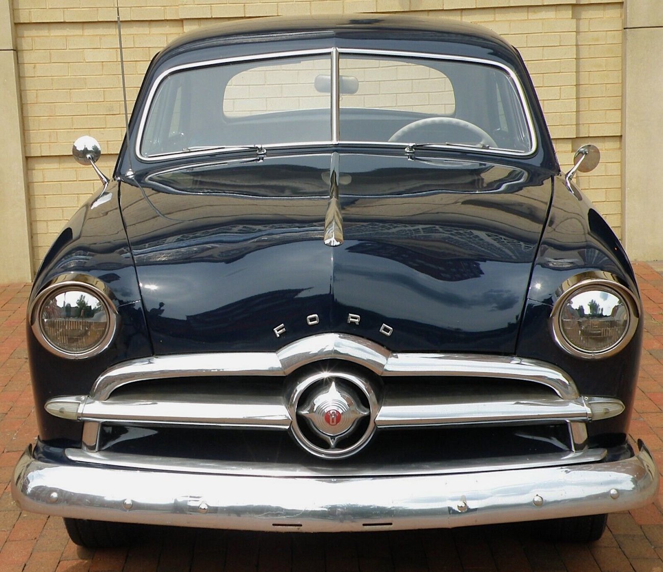 1949_Ford_Custom_V8_Club_Coupe_front.jpg