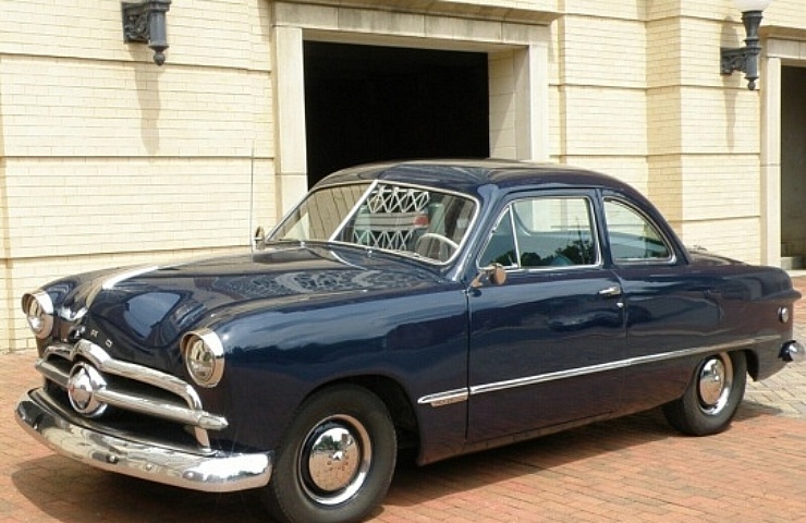 1949_Ford_Custom_V8_Club_Coupe_left_front_profile-542x400-740x480.jpg