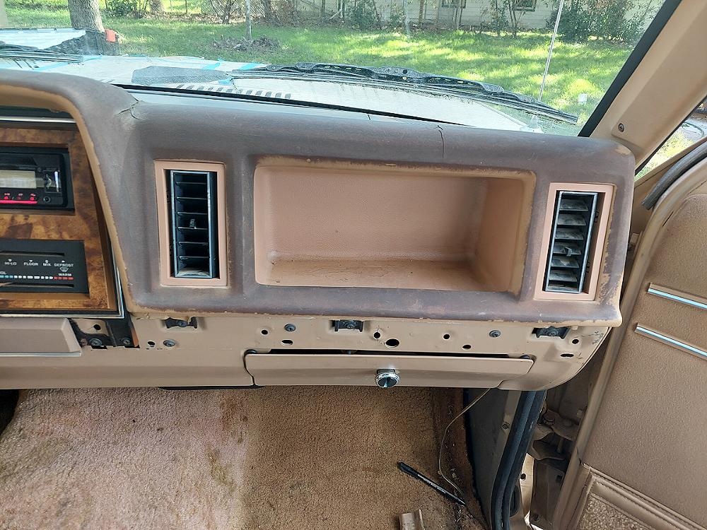 1984_ford_bronco_ii_project_b2_marauder_interior_dash_before.JPG