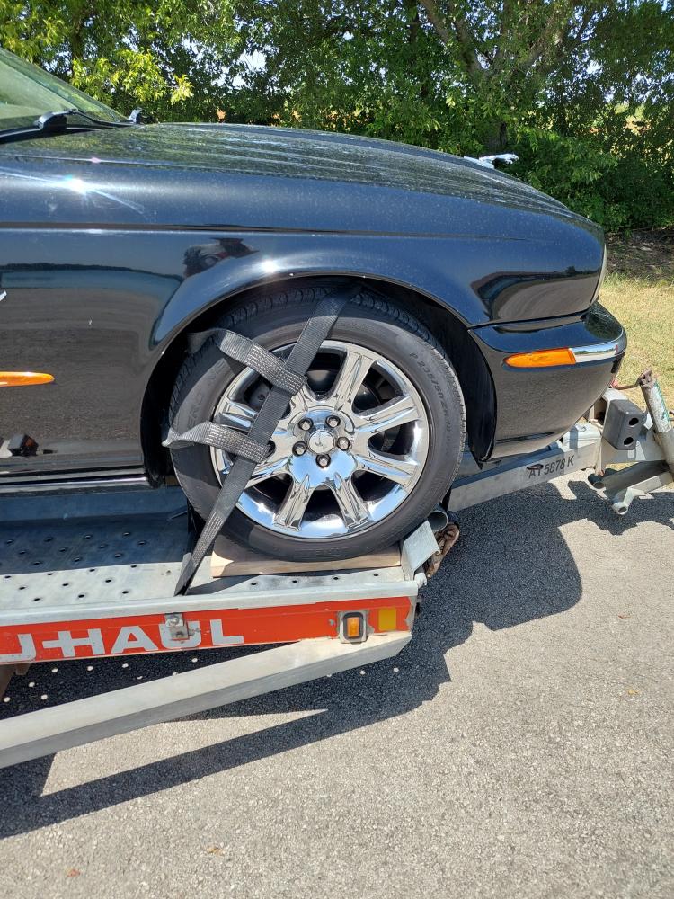 2005_jaguar_xj8_on_auto_transporter_uhaul_trailer_400.JPG