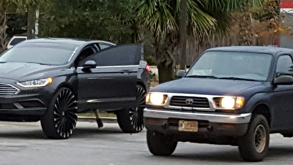 25686
