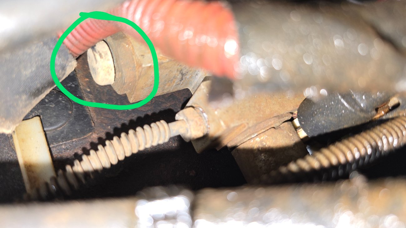 Is there supposed to be cap on my proportioning valve? Realized I’ve been topping off brake fluid because it oozes out of the end there (circled)