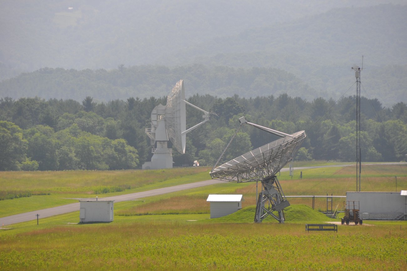 40 Foot Telescope and 20 Meter behind.jpg