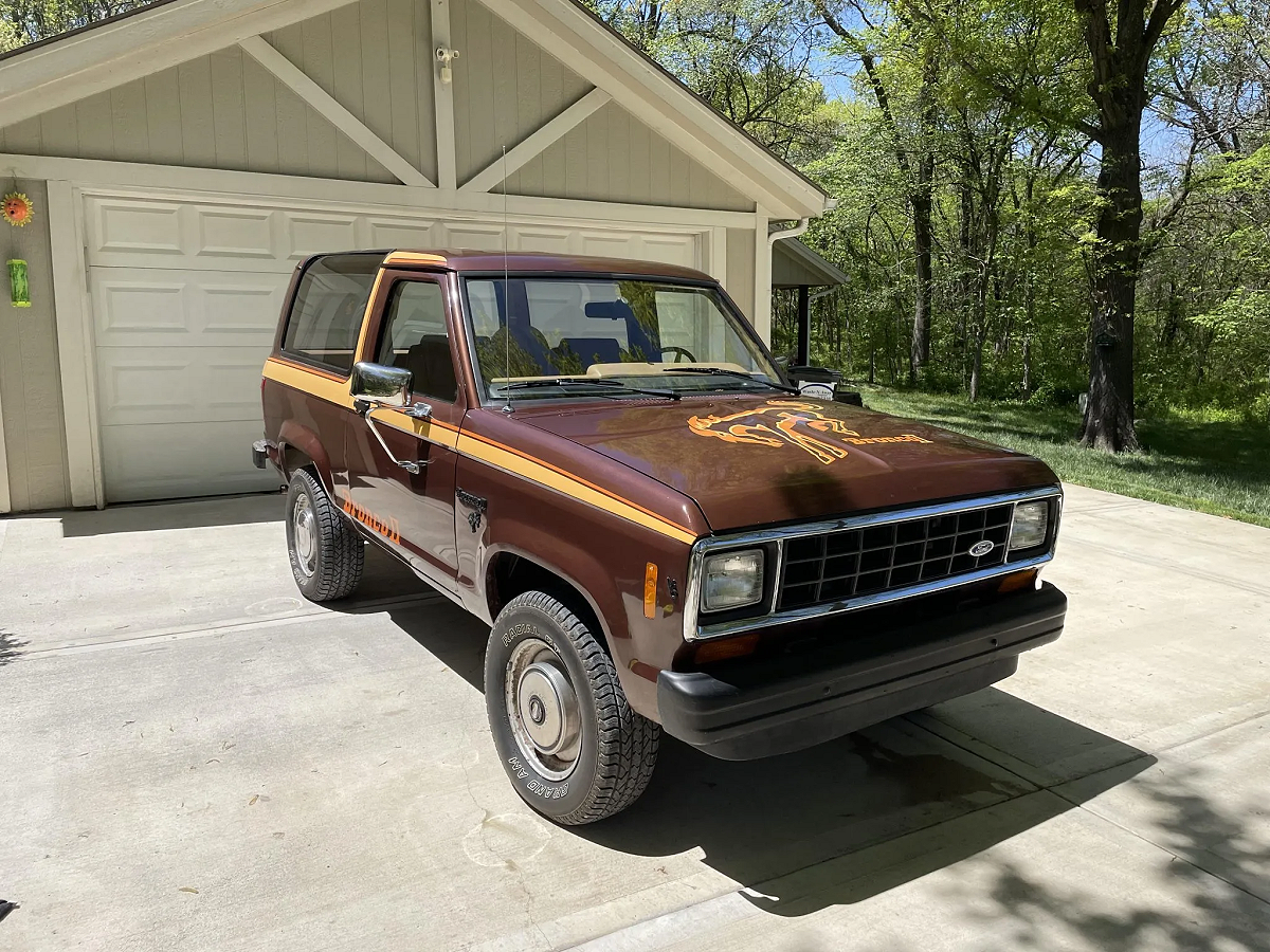 brown_1984_ford_bronco_ii_with_hood_logo-340.PNG