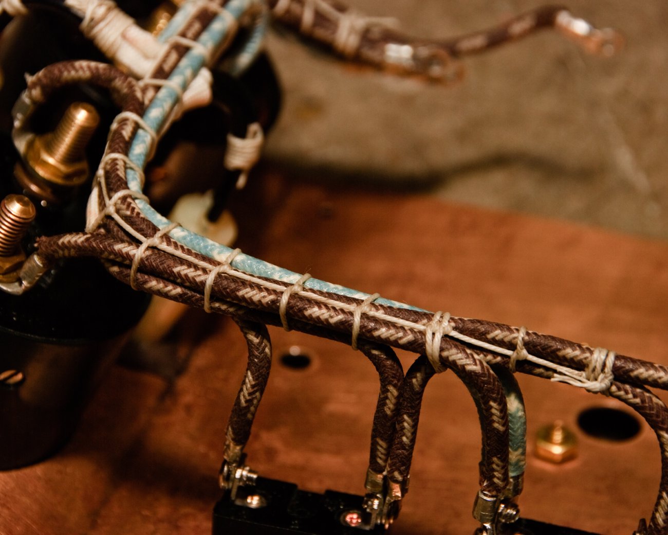 Cable_lacing_close-up.jpg