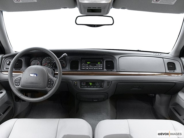 ford-crown-victoria-2003-059-1131-640.jpg