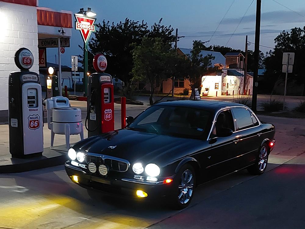 jaguar_xj8_at_night-1.JPG