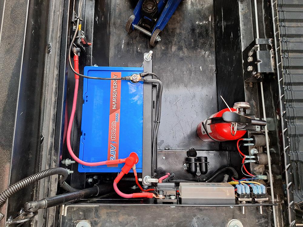 lithium_battery_mounted_in_bed_of_ford_ranger.JPG
