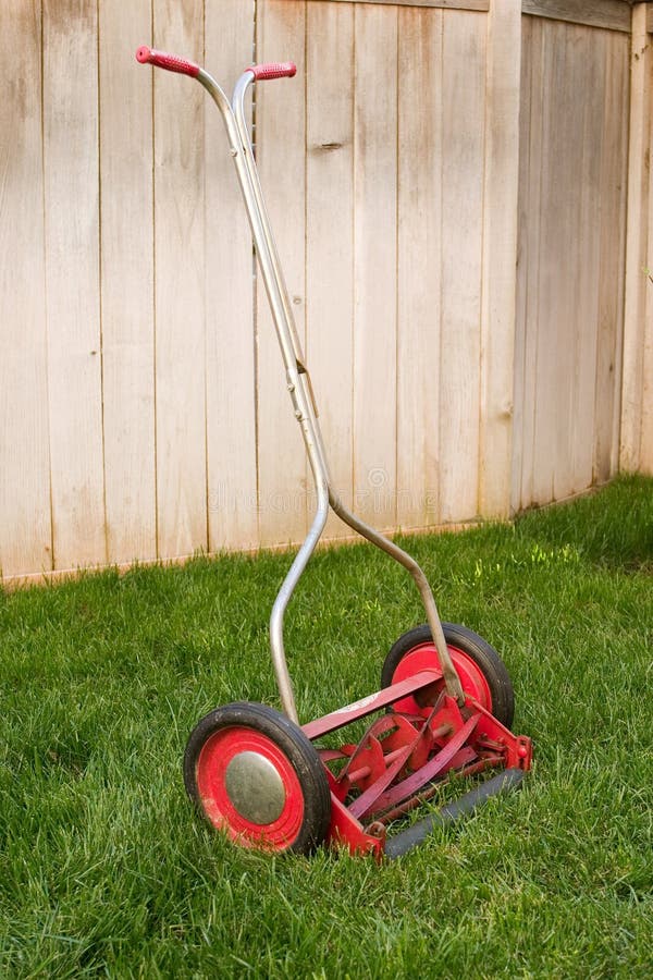 old-lawnmower-1354776.jpg