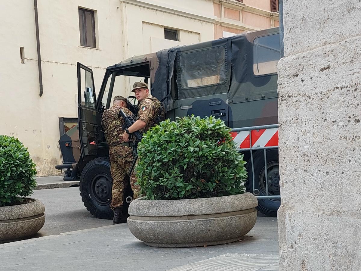 rome_italy_170_military.JPG