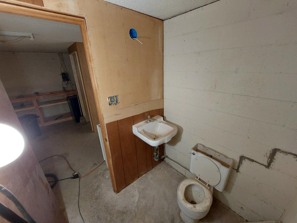 shop_bathroom_100.JPG