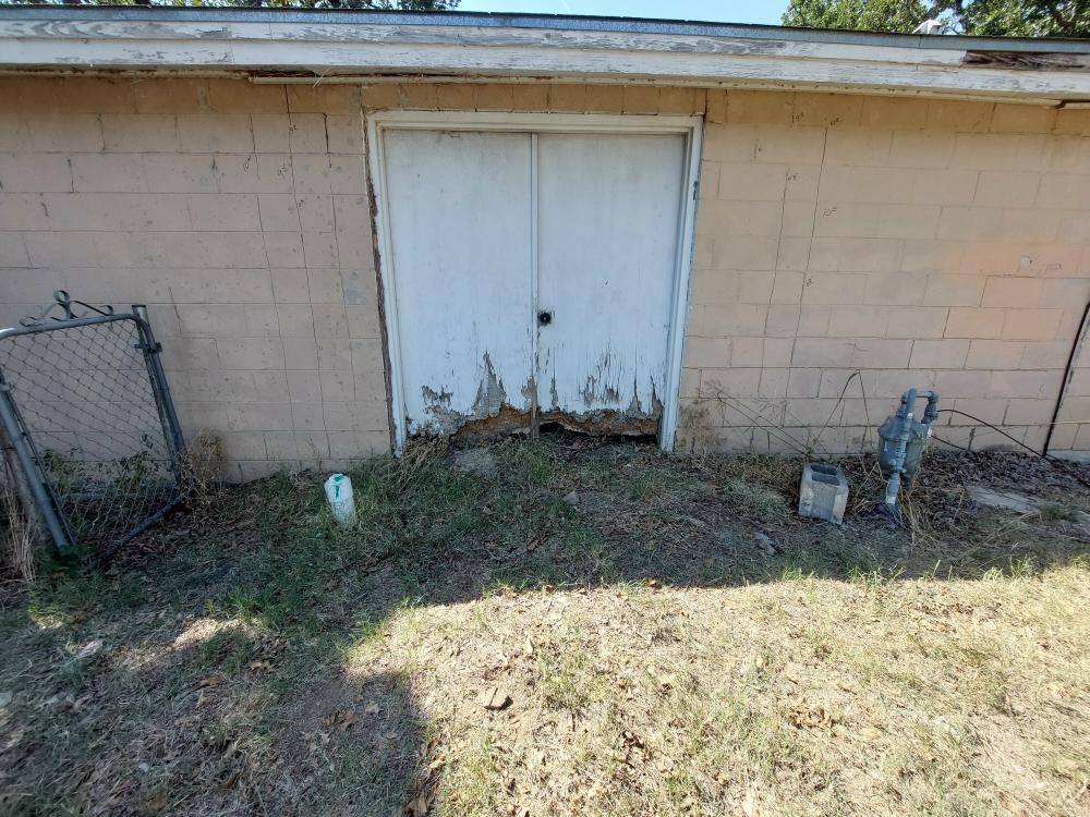 shop_garage_door_cutout-200.JPG