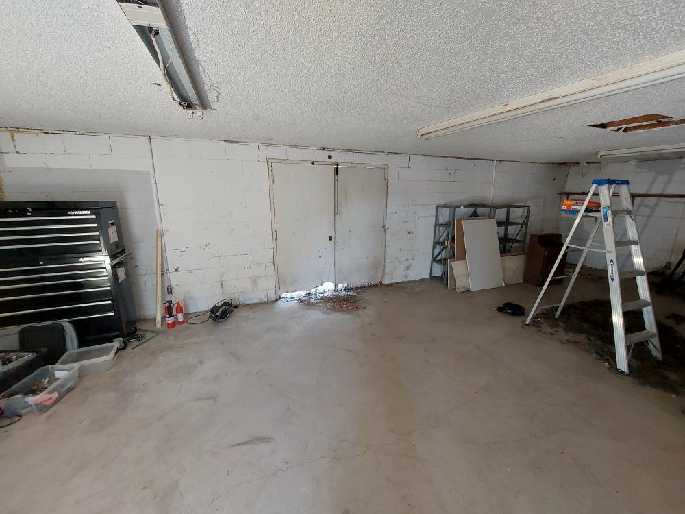 shop_garage_door_cutout-300.JPG