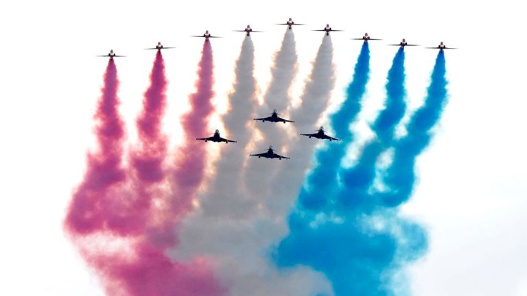 skynews-red-arrows-flypast_6907188.jpg