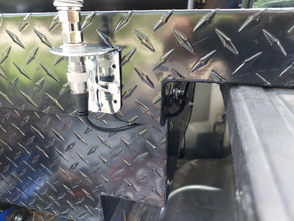 trs-3_ford_ranger_trail_comms_cb_antenna_600.JPG
