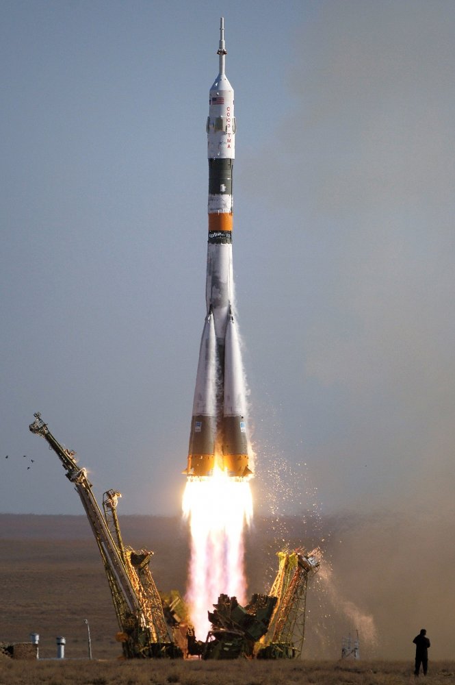 1200px-Soyuz_TMA-9_launch.jpg