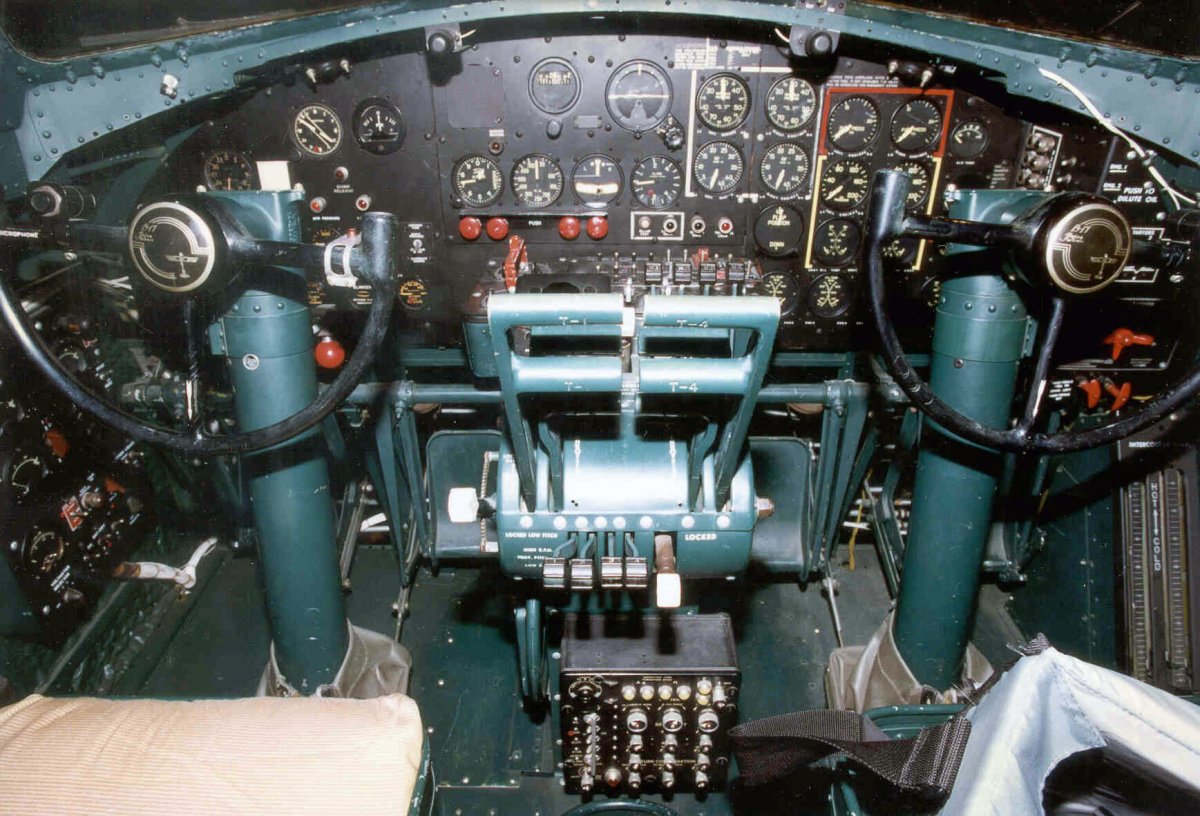 B-17_Flying_Fortress_Cockpit.jpg