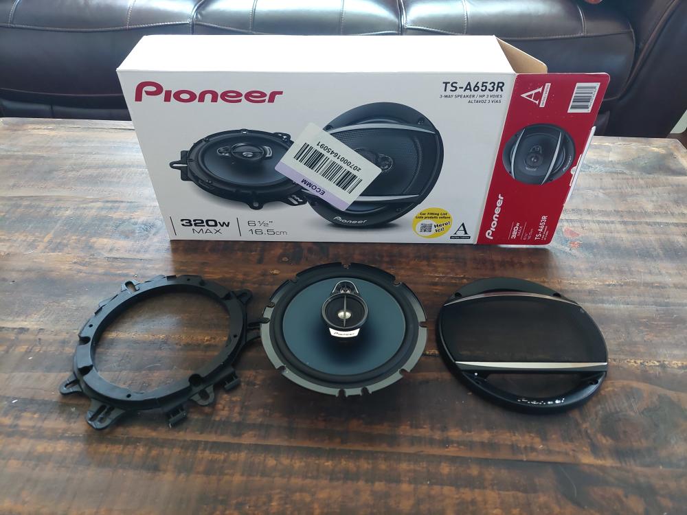 jaguar_xj8_pioneer_speakers.JPG