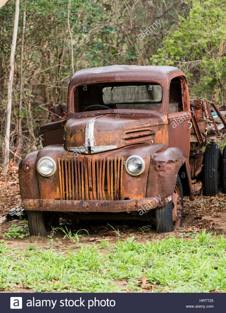old-abandoned-rusty-ford-truck-in-field-HRTT25.jpg