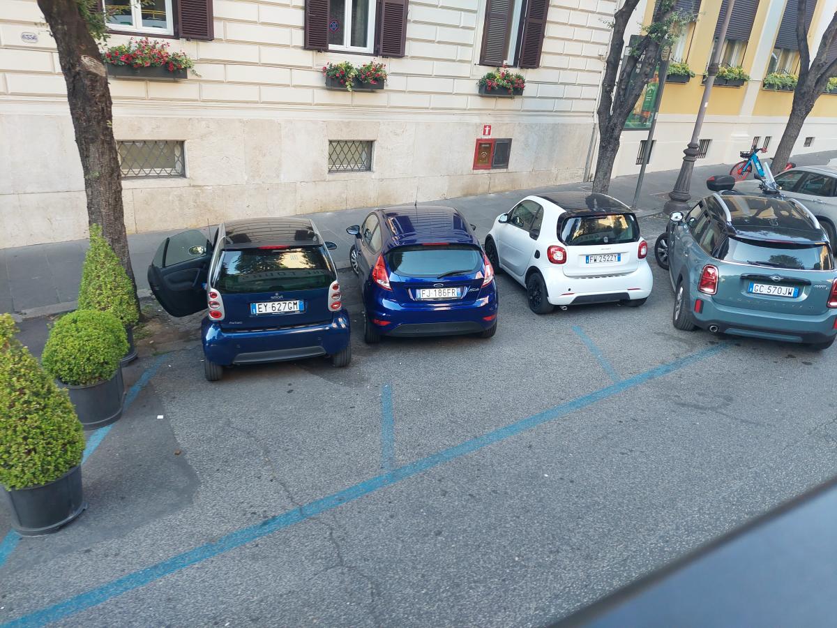 rome_italy_180_small_cars.JPG