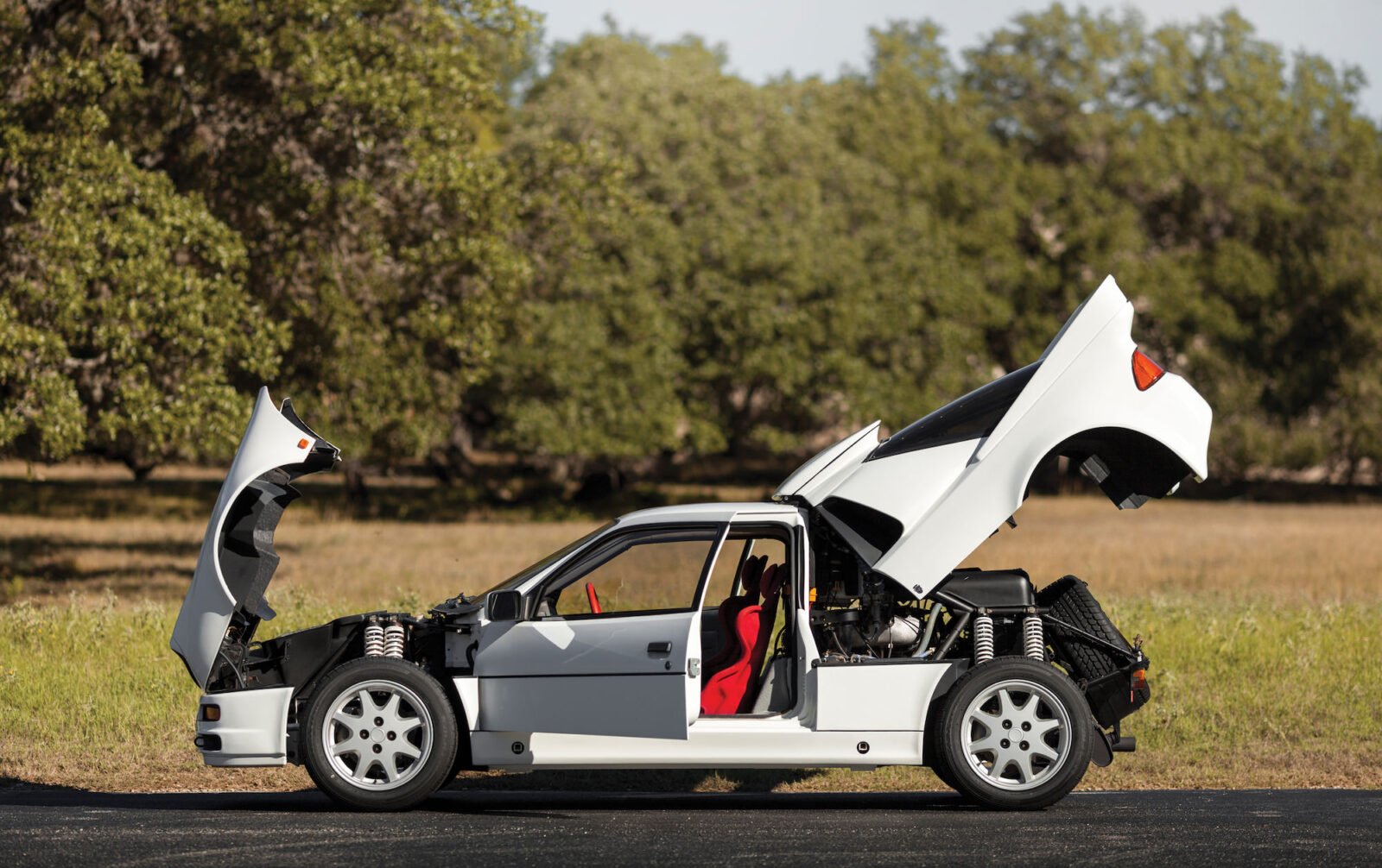 Ford-RS200-19-1600x1006.jpg