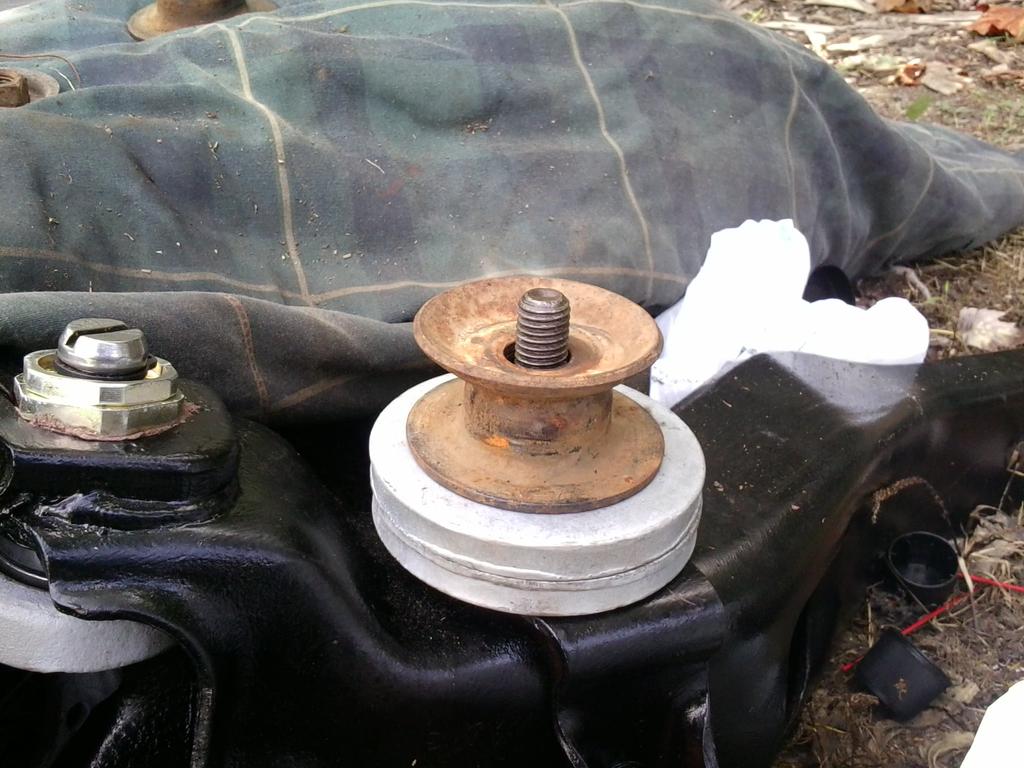 Flat washer underneath lower spring stud driver side, but not in diagram????