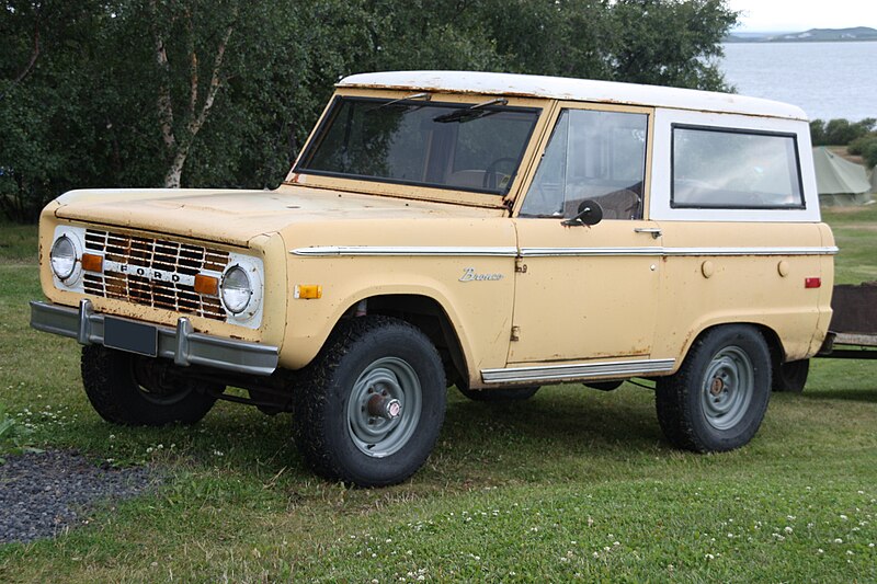 800px-Ford_Bronco_in_Reykjahlid%2C_Iceland.jpg