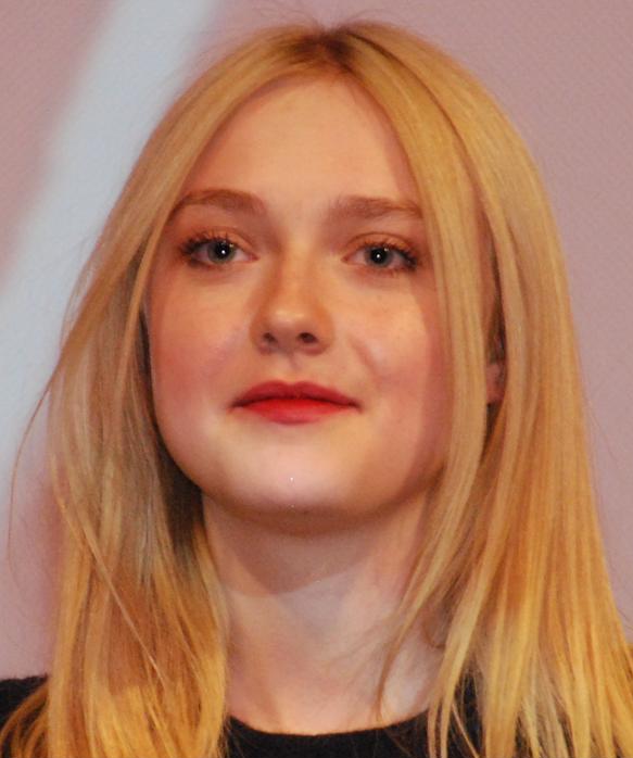 Dakota_Fanning_Very_Good_Girls_Premiere_%28cropped%29.jpg