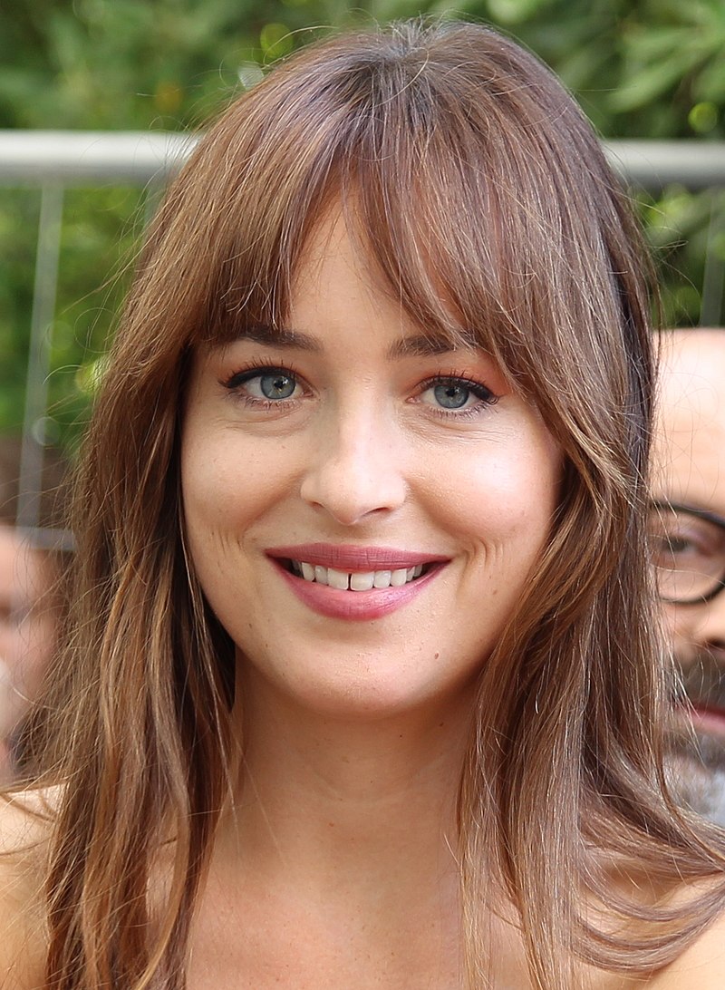 800px-Dakota_Johnson_Venice_2018_%28cropped%29.jpg
