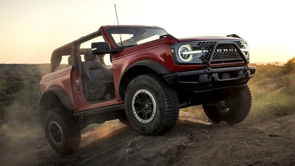 2024-ford-bronco-badlands-parked-front-view.jpg