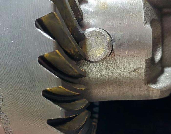 Locker cross pin hitting ring gear teeth