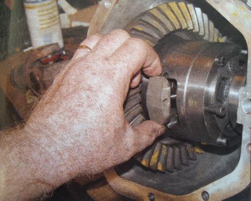 Install Detroit Locker center pin