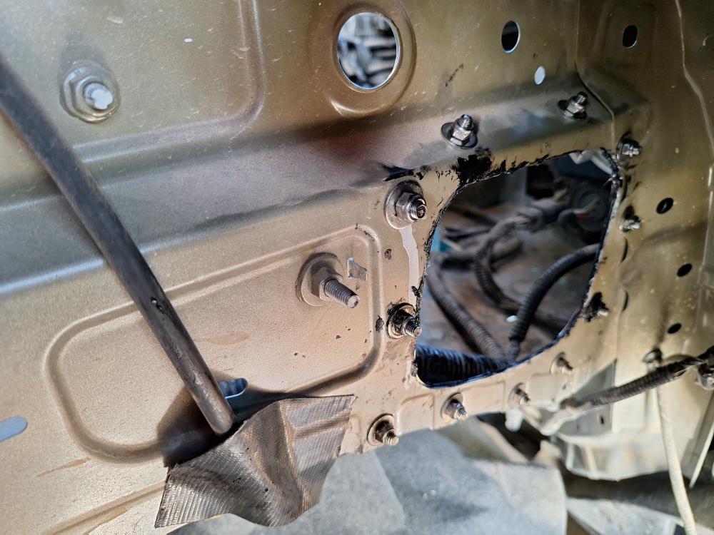 had to apply Sikaflex 227 adhesive to the back of the inner fender support before bolting it on.