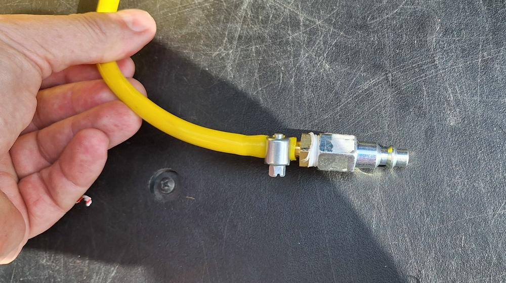 Attaching 1/4" NPT plug