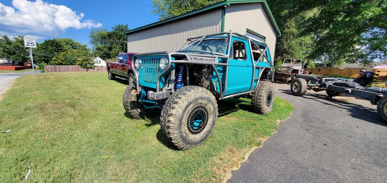 Mini Me Low COG Ford Bronco II - Left Front View