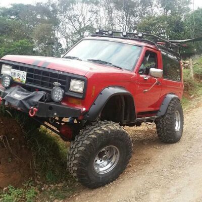 Raúl Roberto Tapia's Bronco II flexing