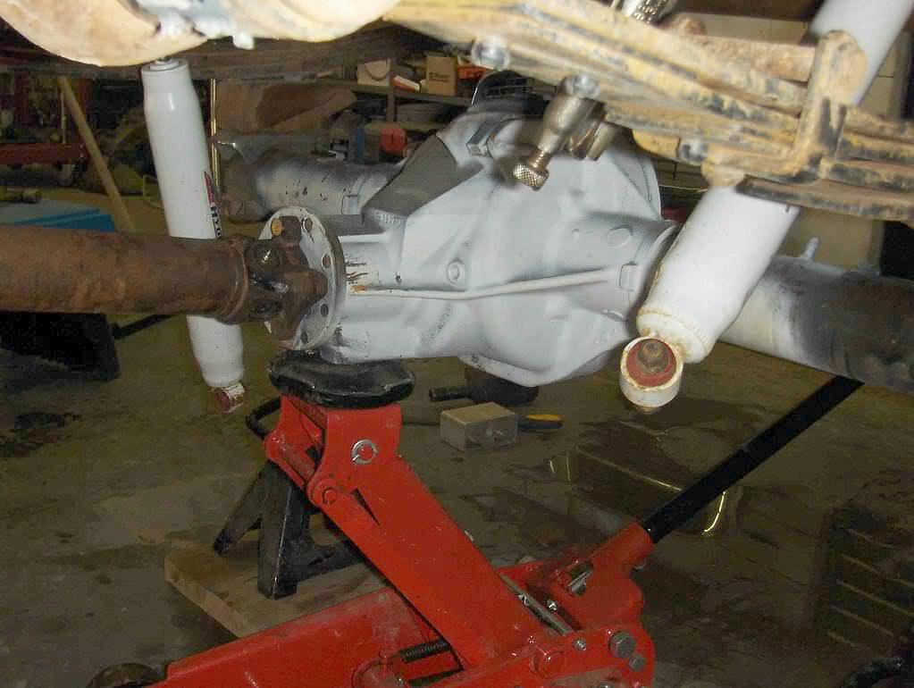 Jack under the pinion yoke